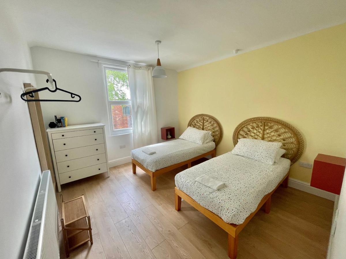 Beautiful Family Home In The Heart Of Σουόνσι Εξωτερικό φωτογραφία